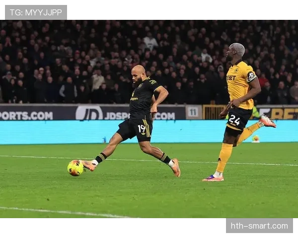 滕哈赫战术体系显成效:曼联进攻模式持续优化,助力球队战绩稳步攀升 滕哈赫战术体系显成效:曼联进攻模式持续优化,助力球队战绩稳步攀升